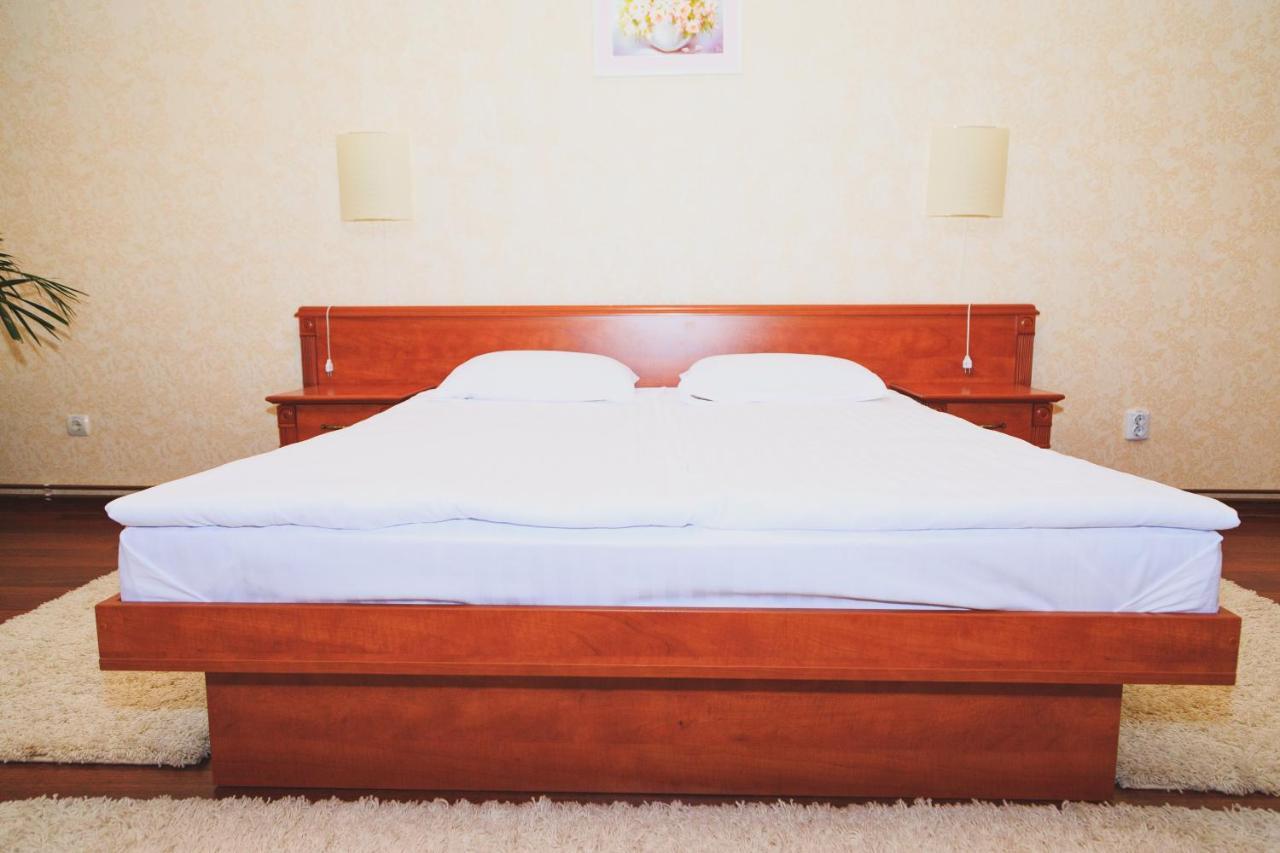 Europe Hotell Uzjhorod Exteriör bild